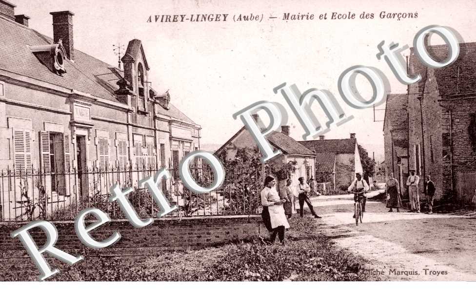 La mairie et l'ecole des garcons