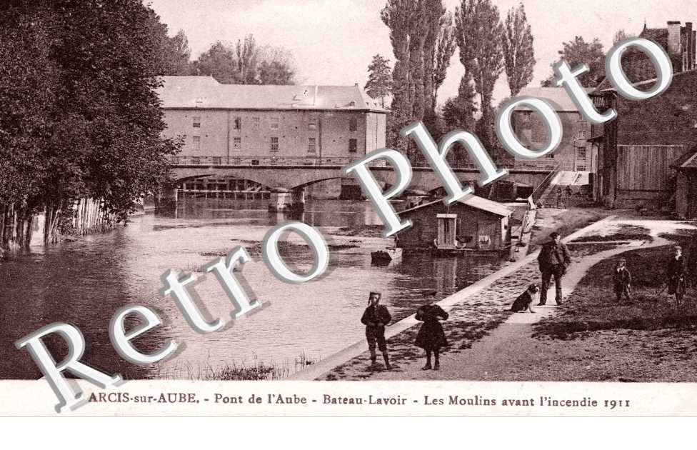 Pont de l'Aube, Bateau-Lavoir, les Moulins avant l'incendie 1911