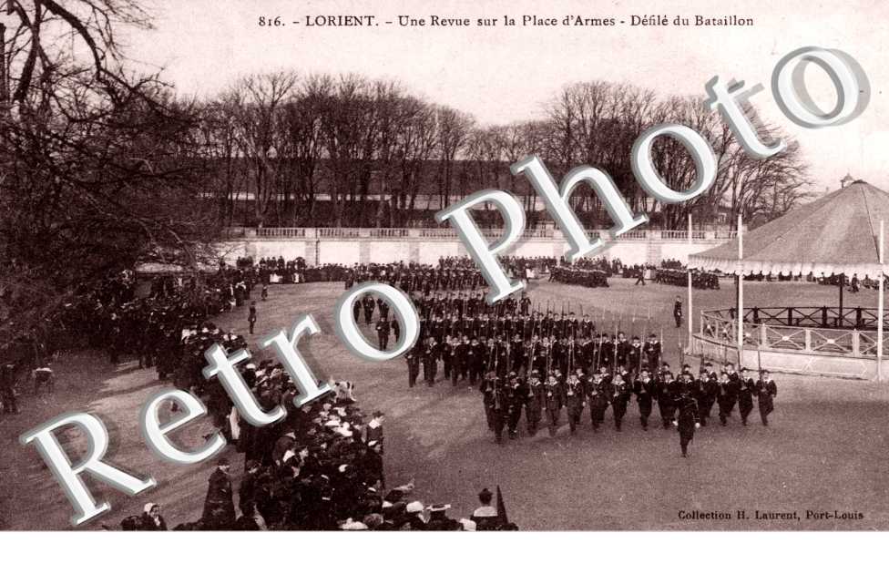 Une revue sur la place d'armes