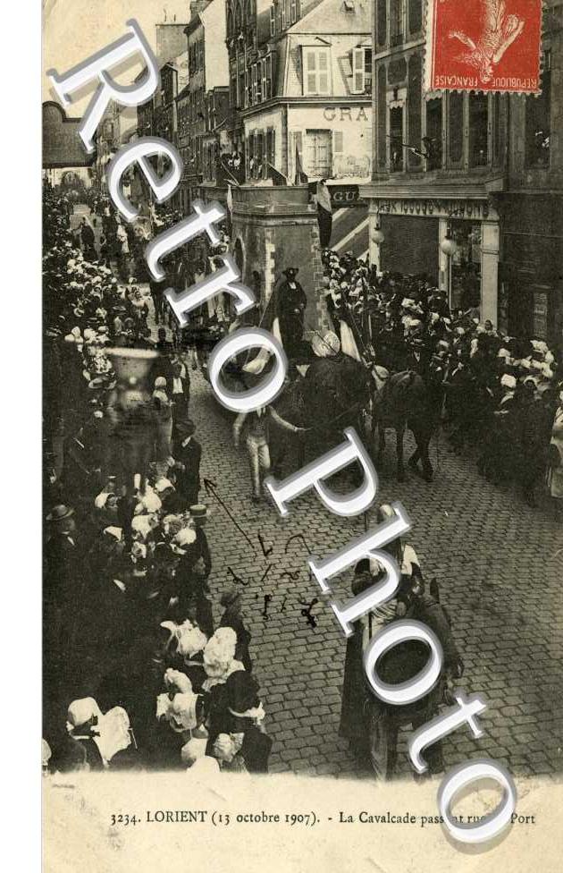 La cavalcade passant rue du Port