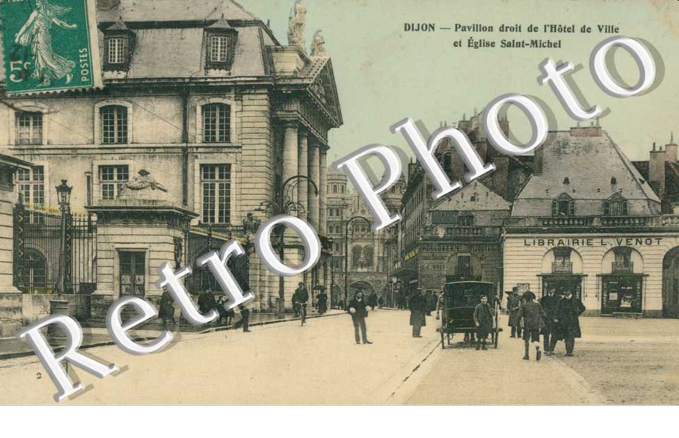 Pavillon droit de l'Hotel de Ville et Eglise Saint-Michel