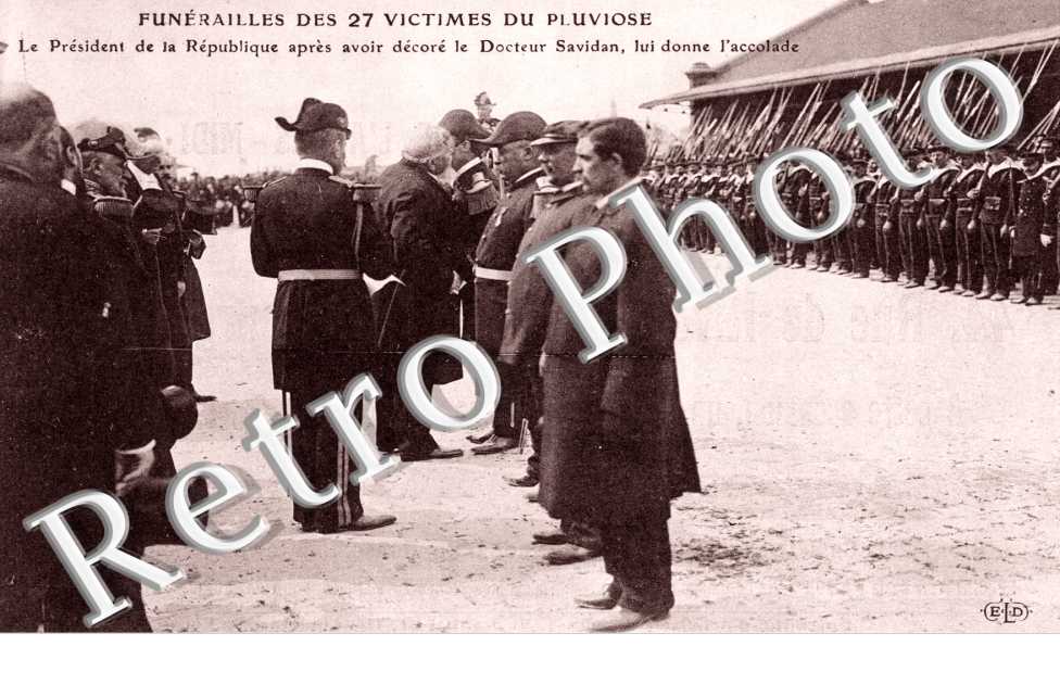 Funerailles des victimes du Pluviose, Le President de la Republique apres avoir decore M. Savidan