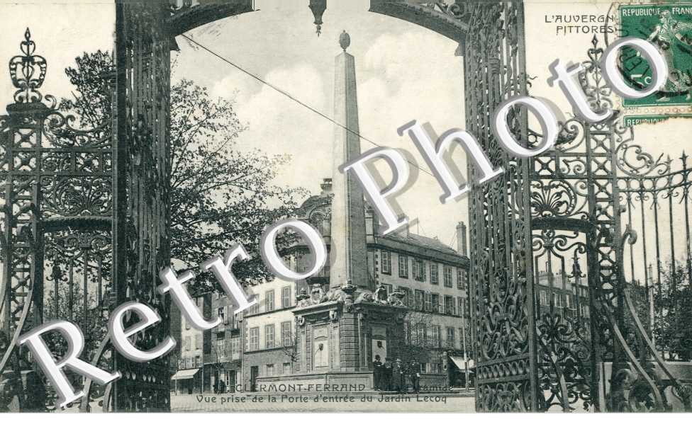 vue de la porte d'entree du Jardin Lecoq