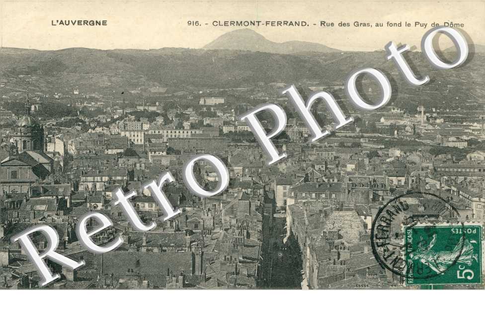 rue des gras, au fond le Puy de Dome