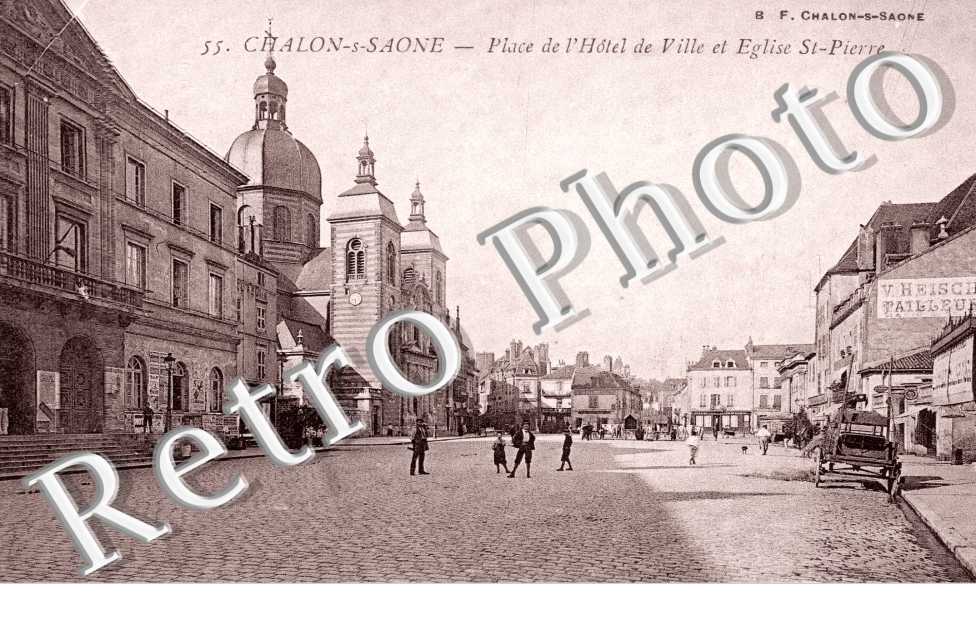 place de l'hotel de ville  et eglise Saint Pierre