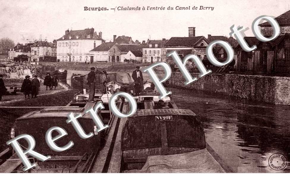 Chalands a l'entree du canal de Berry