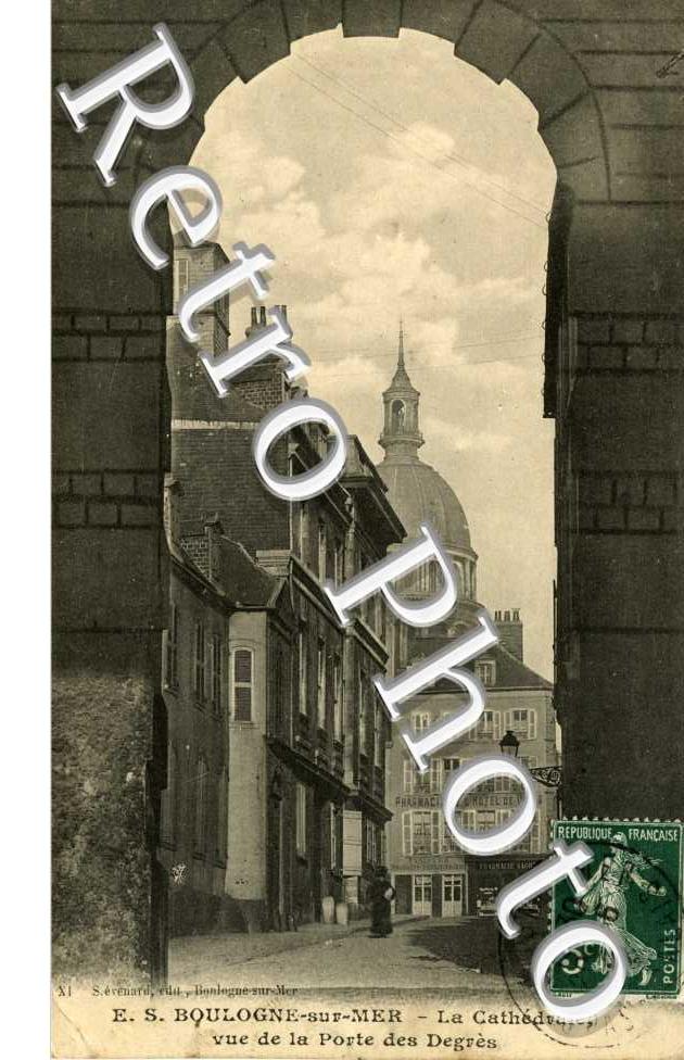 La cathedrale vue de la porte des Degres