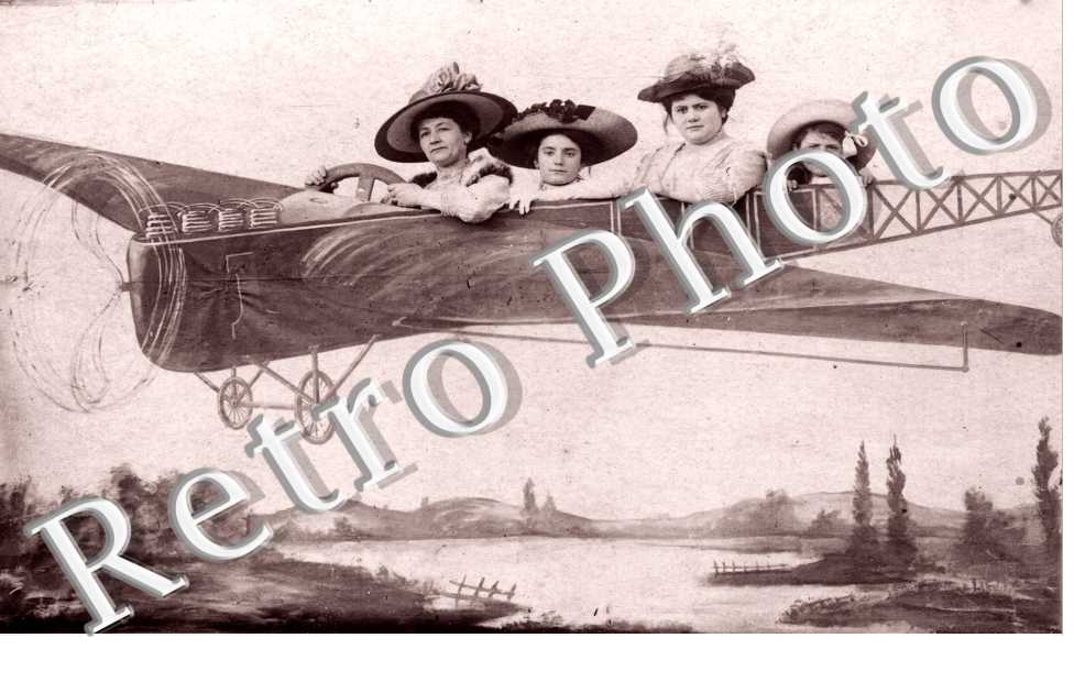 (4 femmes dans un avion , dessin)
