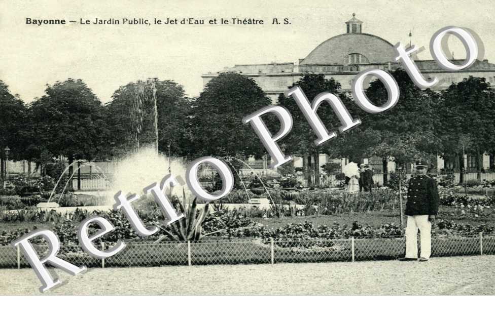 le jardin public, le jet d'eau et le theatre