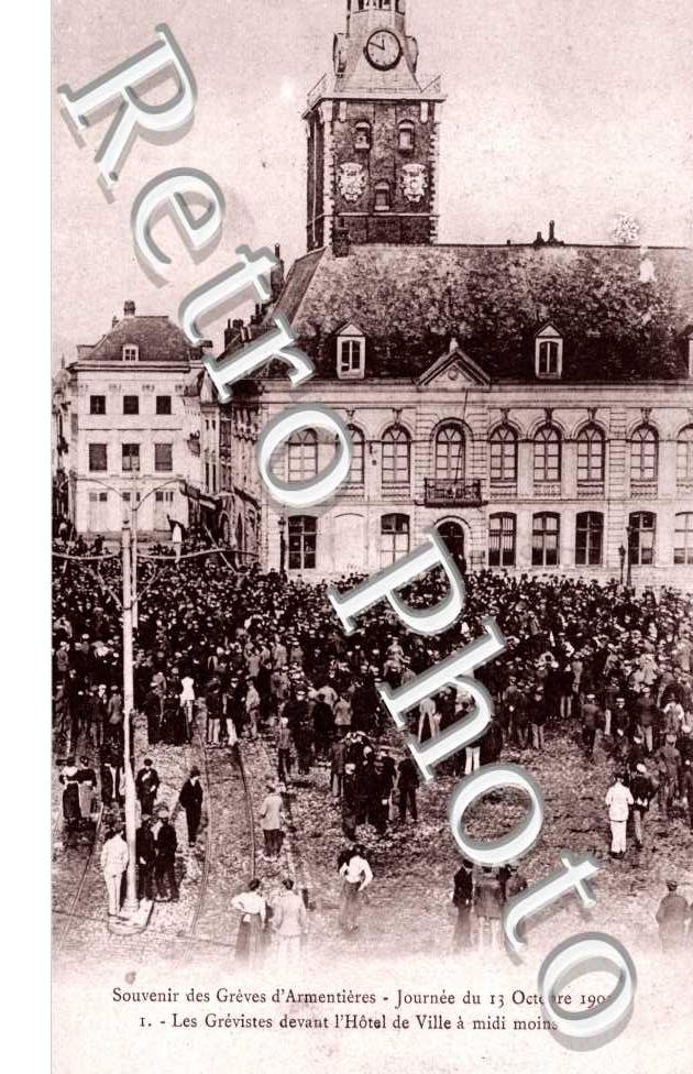 Souveniers des greves d'Armentieres, greviste devant l'Hoel de Ville