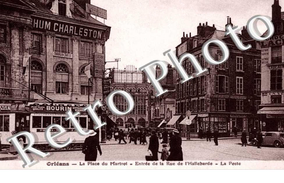 La Place du Martroi - Entrée de la rue de l'Hallebarde - La Poste