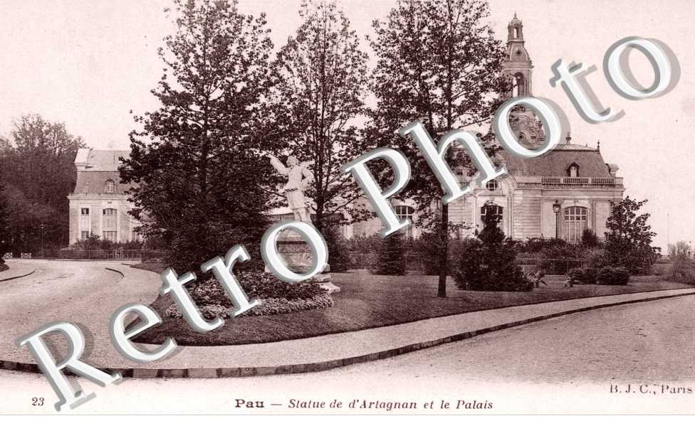 Statue de d'Artagnan et le Palais