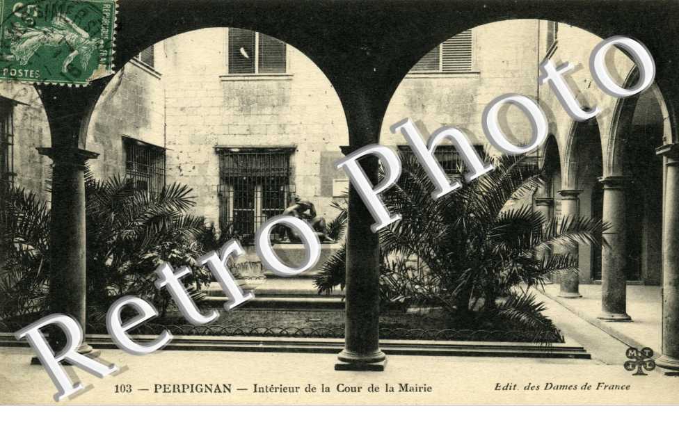 Interieur de la Cour de la Mairie