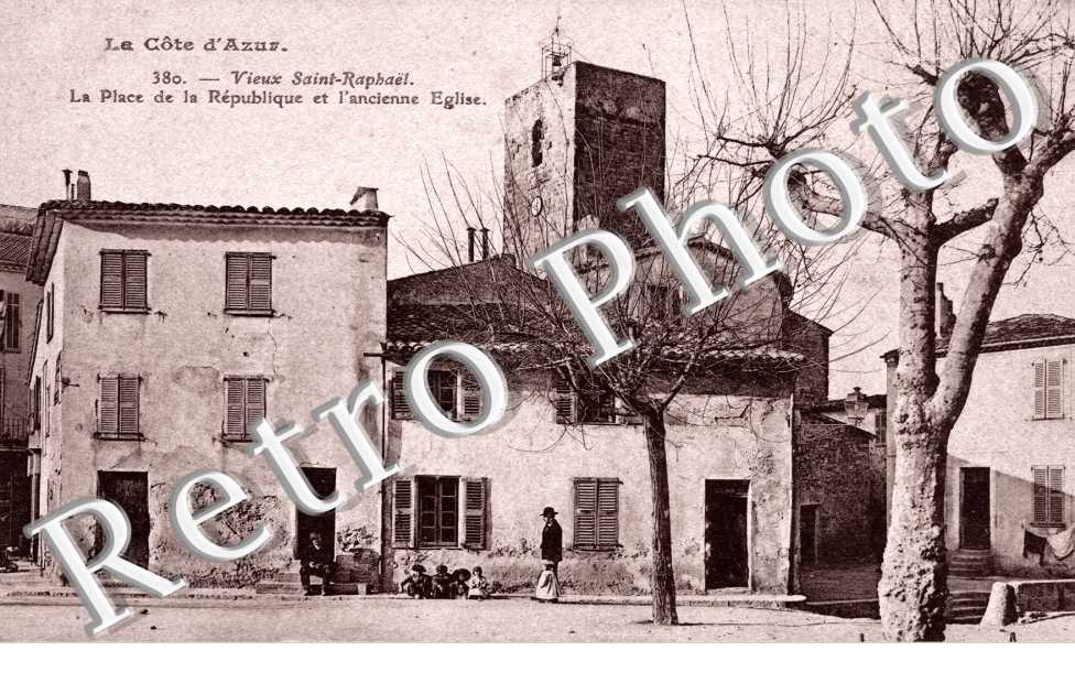 La Place de la Republique et l'ancienne Eglise