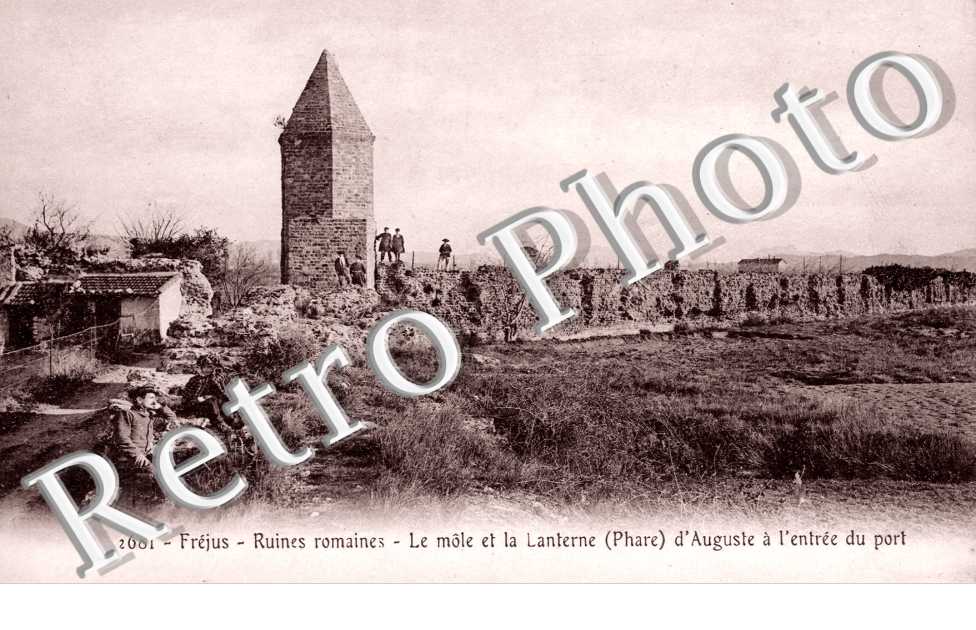 Le Mole et la Lanterne d'Auguste a l'entree du Port