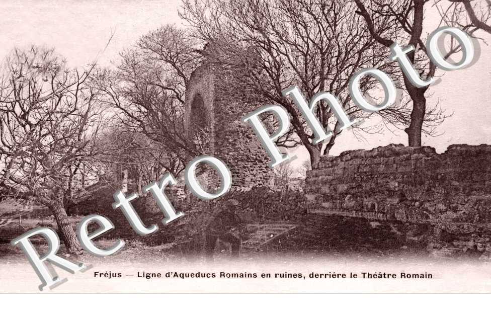 ligne d'aqueducs romains en ruines