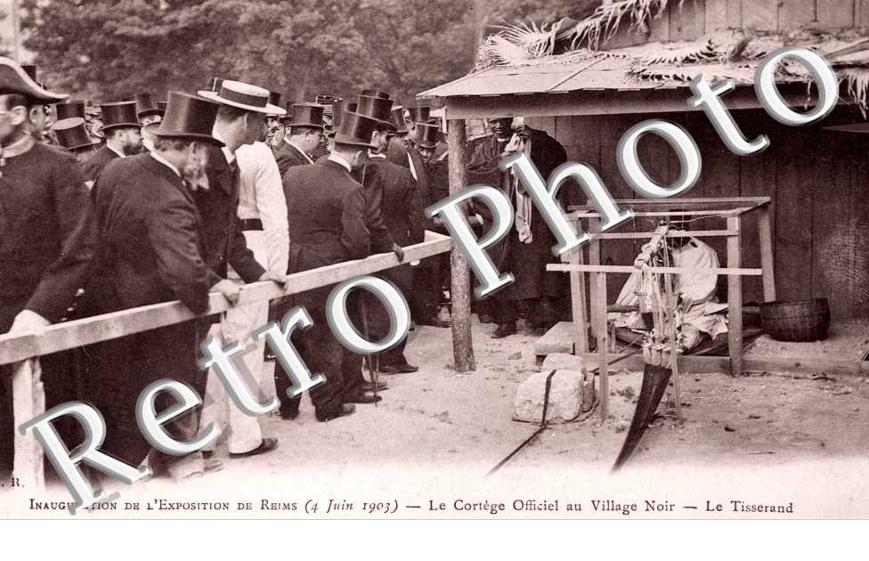 Inauguration de l'exposition 4 juin 1903 Cortege officiel au village noir, le tisserand