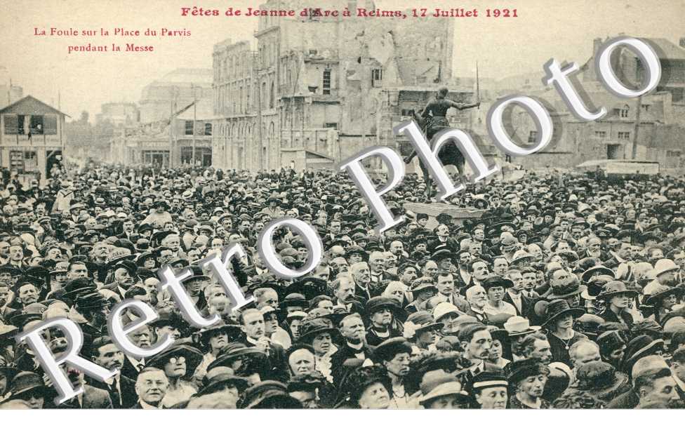 Fetes de Jeanne d'Arc 17 juillet 1921 La foule sur la place du parvis pendant la messe