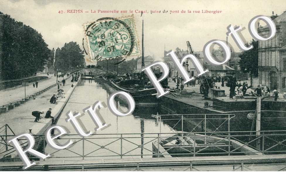 Passerelle sur le Canal prise de la Rue Libergier