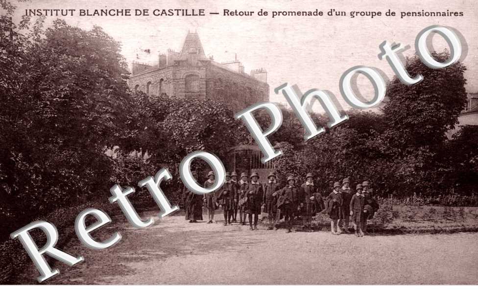 Institut Blanche de Castille Retour de promenade d'un groupe de pensionnaires