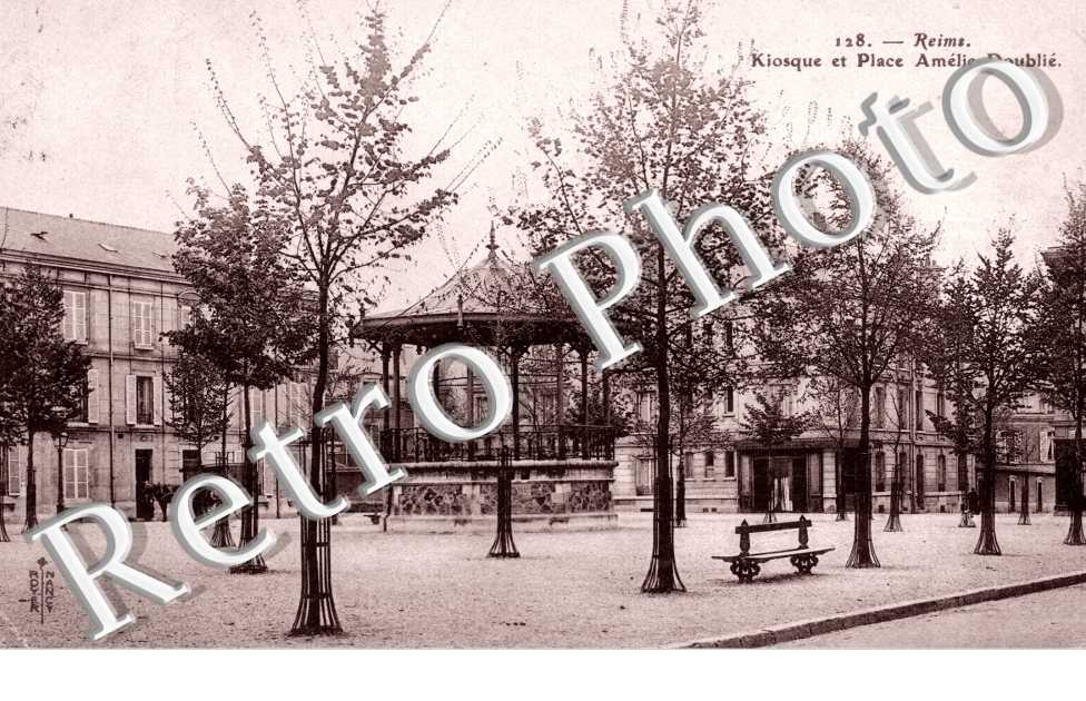Kiosque et place Amelie-Doublie
