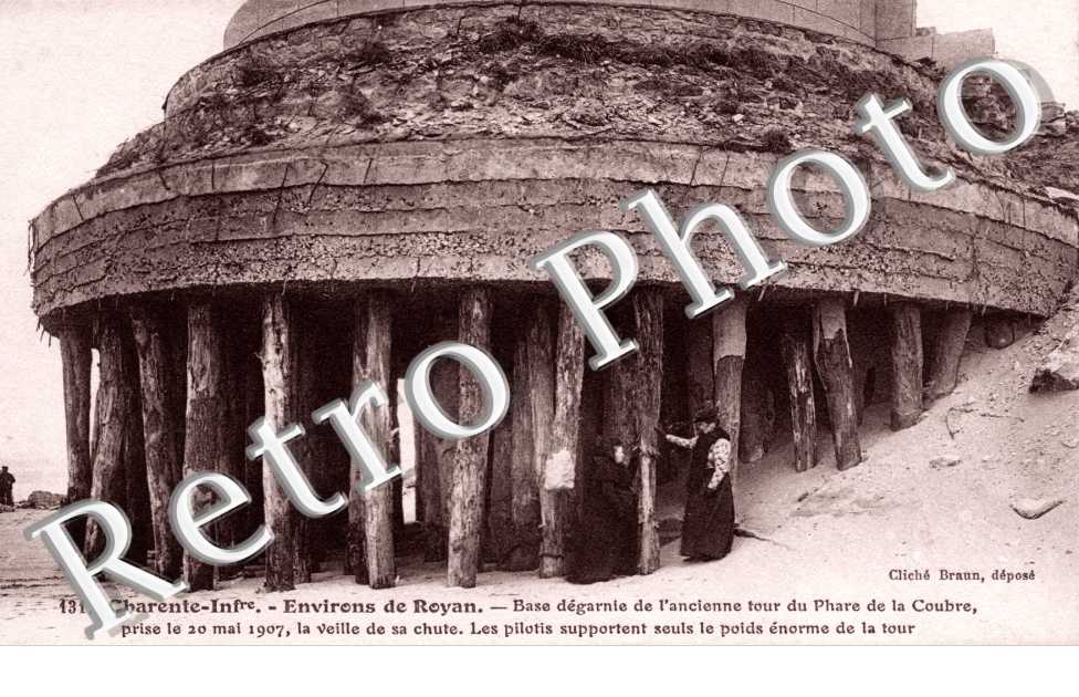 Base degarnie de l'ancienne tour du Phare de la Coubre, prise le 20 mai 1907, la veille de sa chute. Les pilotis supportent seuls le poids enorme de l
