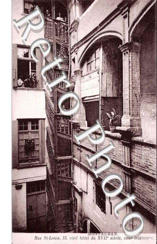 rue Saint Louis, vieil hotel du XVIIe siecle, cour interieure