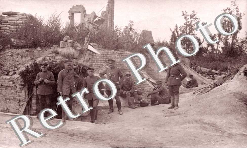 Groupe de Militaires et ruines
