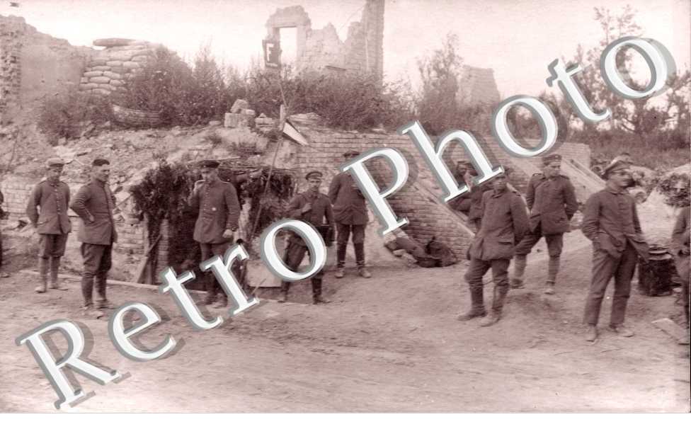 Groupe de Militaires et Ruines