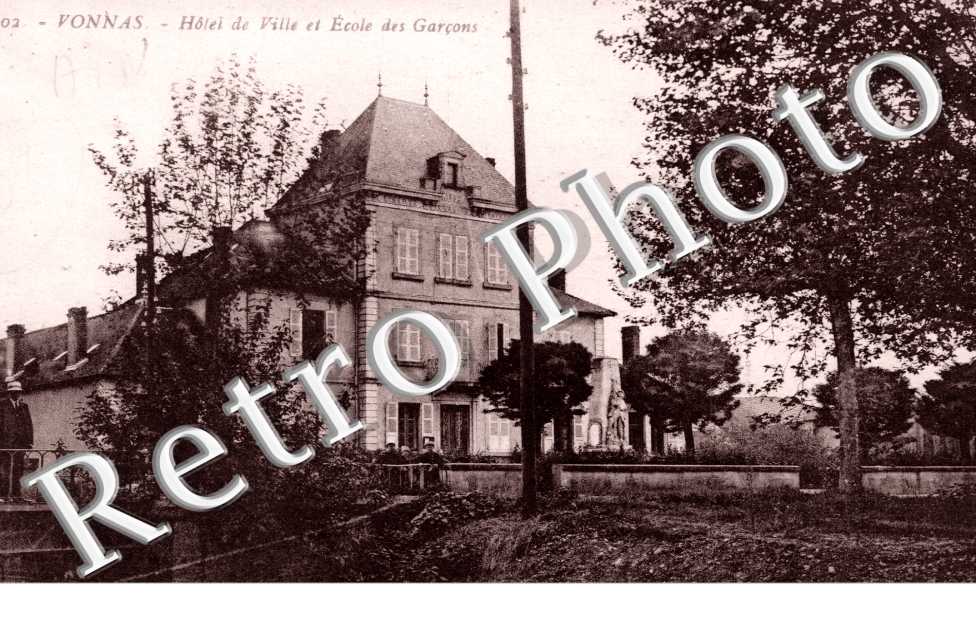 Hotel de ville et ecole des garcons