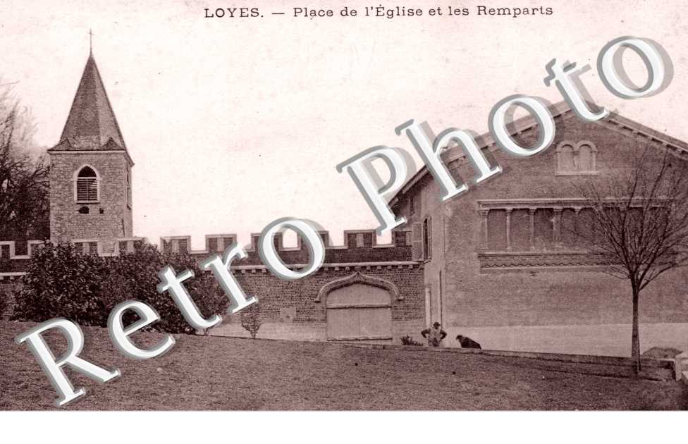 Loyes, Place de l'Eglise et les Remparts