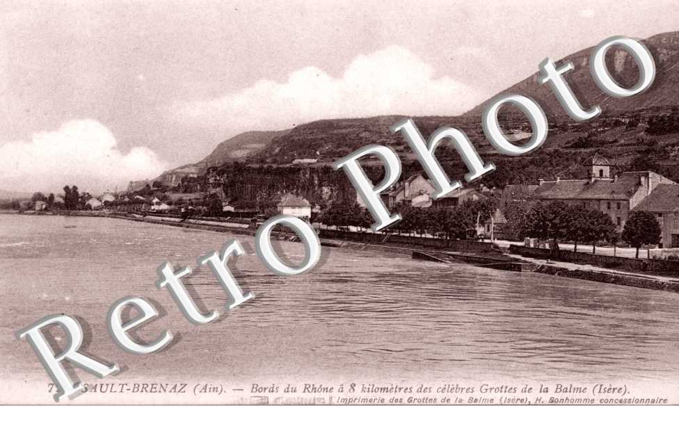 Bords du Rhone a huit kilometres des celebres Grottes de la Balme