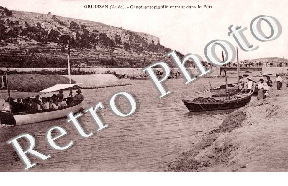 Canot automobile entrant dans le Port