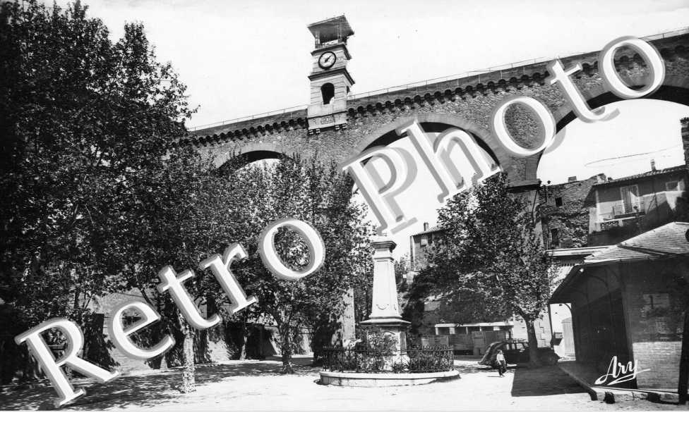 Monument commemoratif et aqueduc