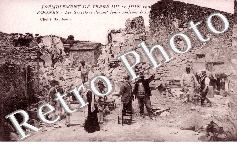 vue generale apres le Tremblement de Terre, les Sinistres devant leurs maisons