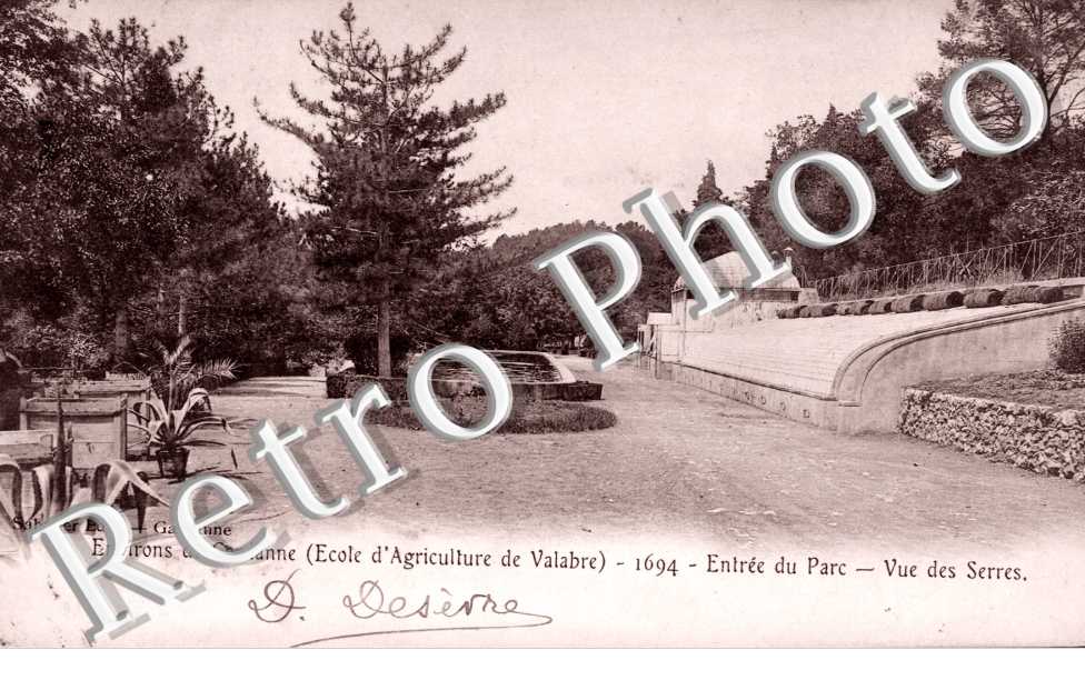 environs de Gardanne - ecole d'agriculture de valabre - entree du parc - vue des serres