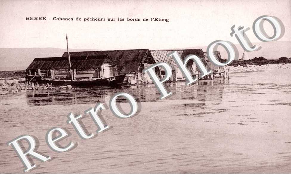 cabanes de pecheurs sur les bords de l'etang