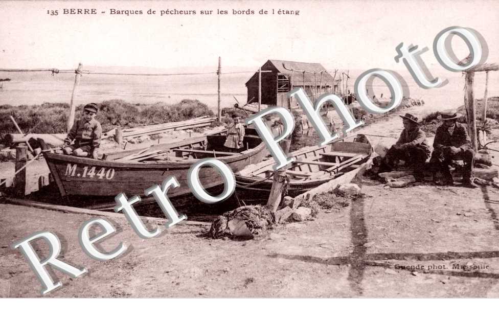 barques de pecheurs sur les bords de l'etang