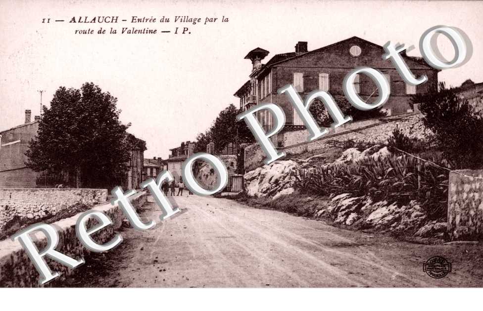 Entree du Village par la Route de la Valentine