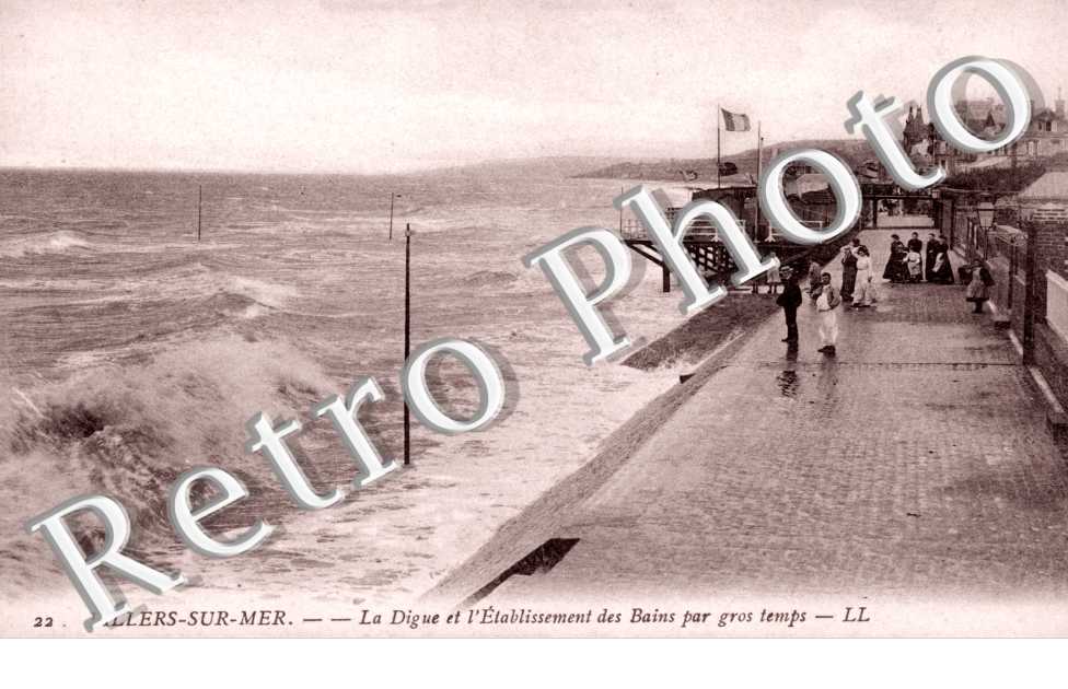 Villers-sur-Mer, la Digue et l'Etablissement des Bains par gros temps