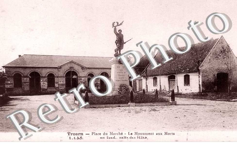 Place du marche - monument aux morts