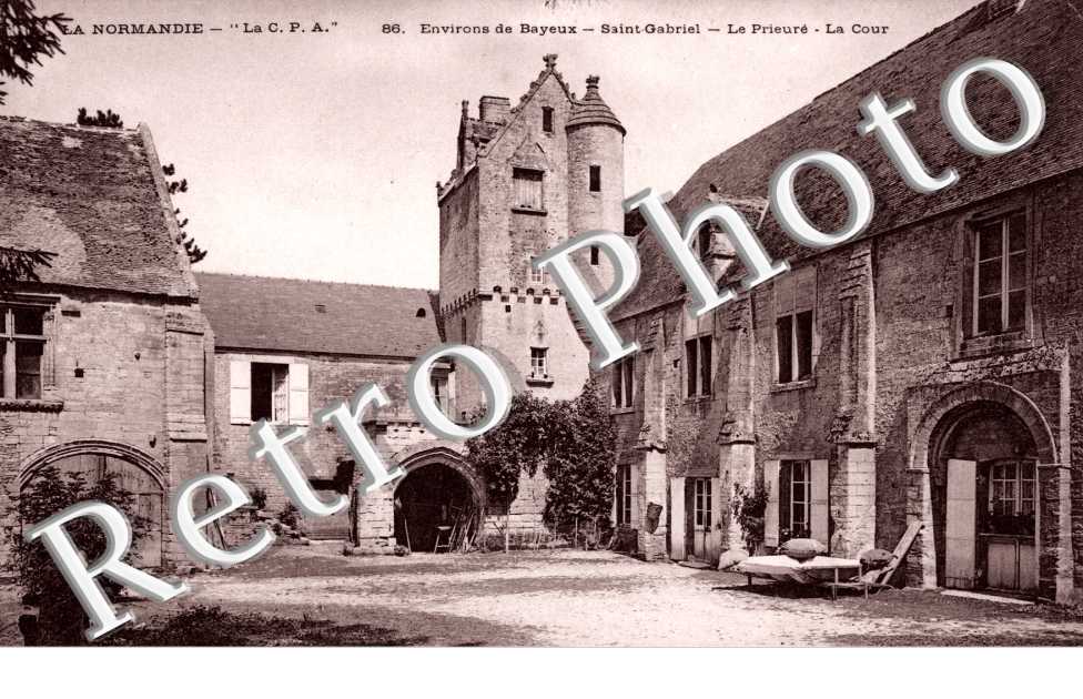 Le prieure - la cour
