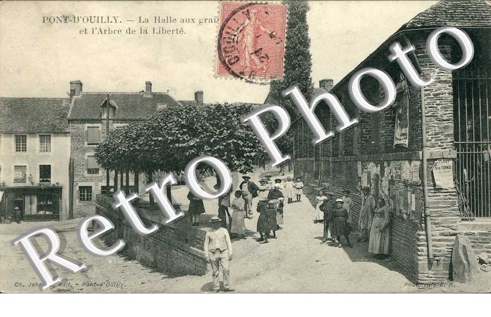 La halle aux grains et l'arbre de la liberte