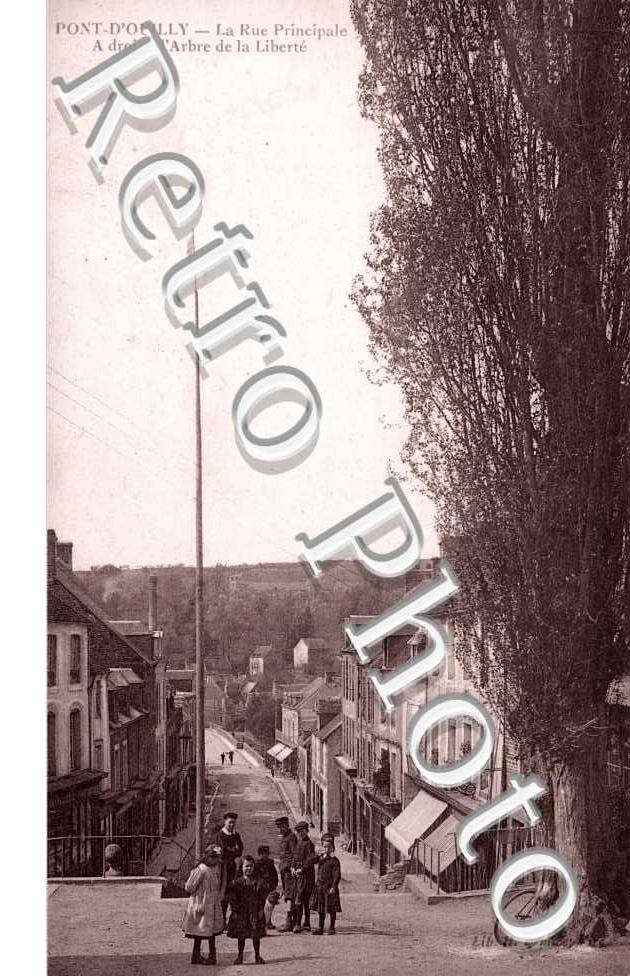 la rue principale, a droite l'arbre de la liberte