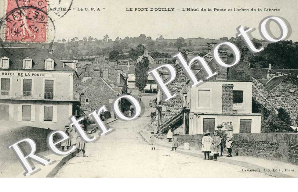 L'hotel de la Poste et l'arbre de la libere