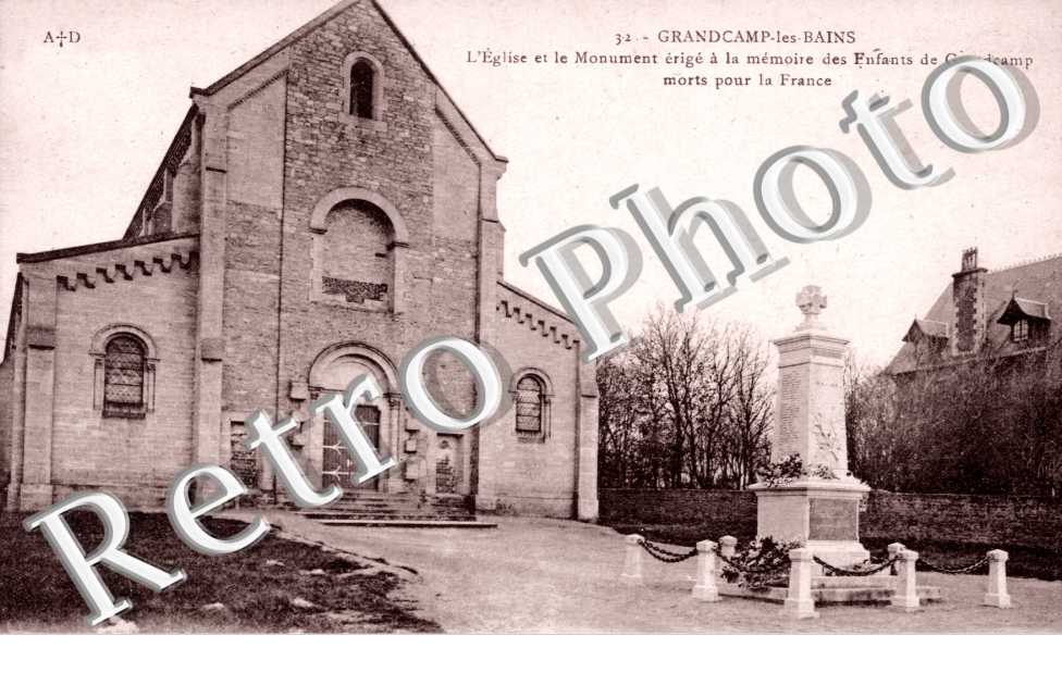 Grandcamp-les-Bains, l'Eglise et le Monument a la memoire des Enfants de Grandcamp