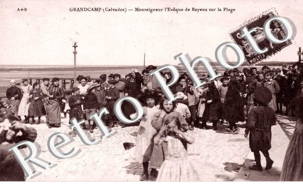 Monseigneur l'Eveque de Bayeux sur la plage