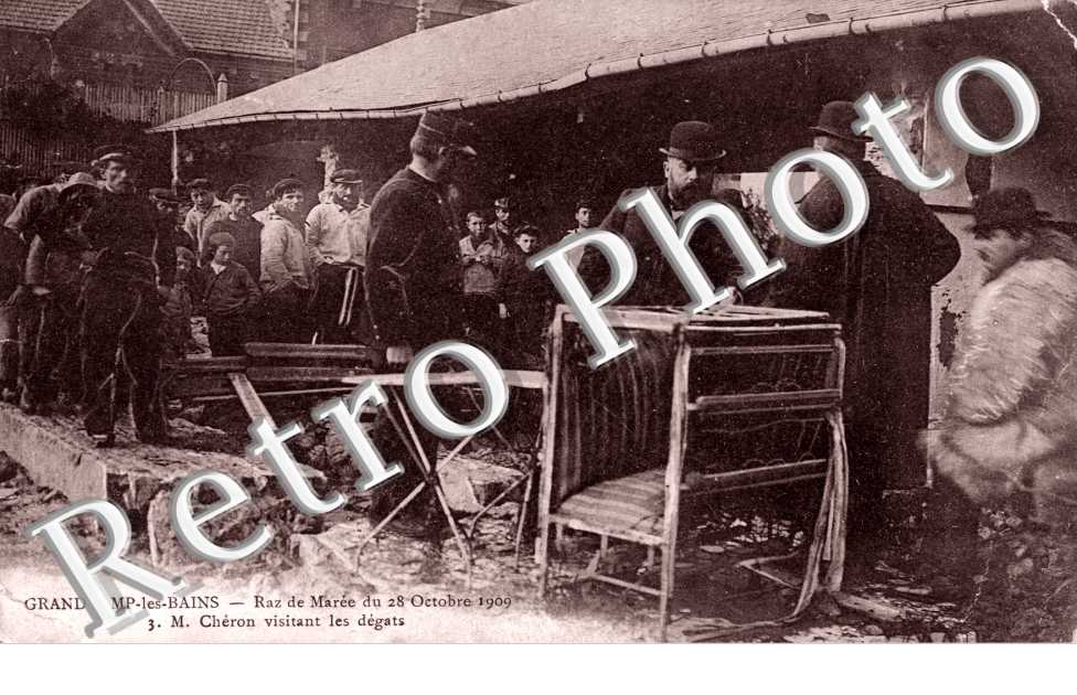Raz de maree du 28 octobre 1909 M. Cheron visitant les degats