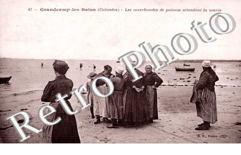 les marchandes de poissons attendent la maree
