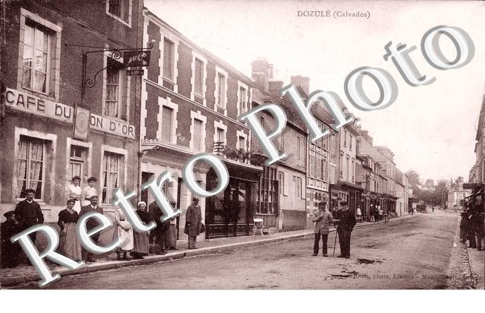 une rue. Café du Lion d'Or